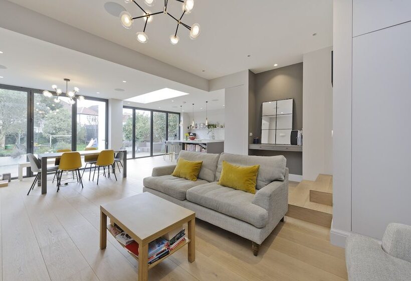 Wonderful Family Home With Garden Near Twickenham By Underthedoormat