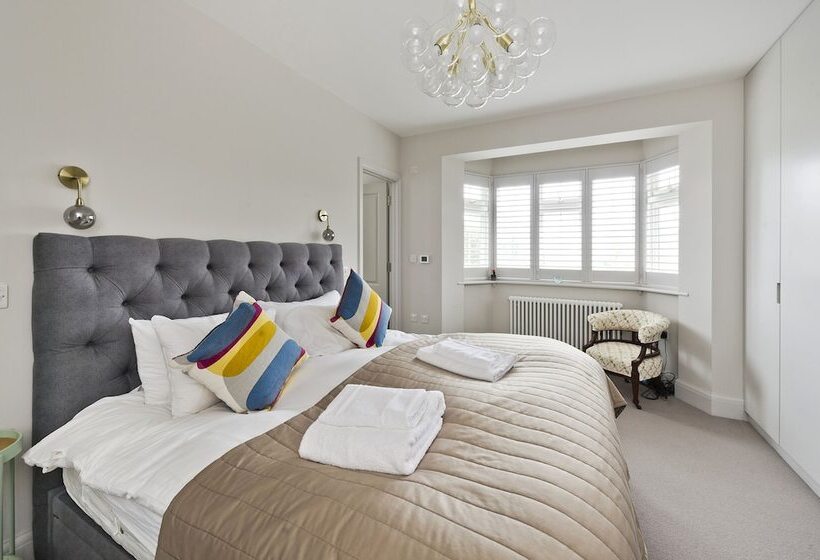 Wonderful Family Home With Garden Near Twickenham By Underthedoormat