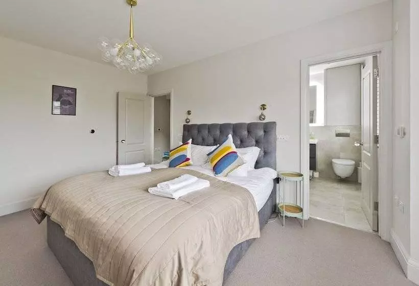 Wonderful Family Home With Garden Near Twickenham By Underthedoormat
