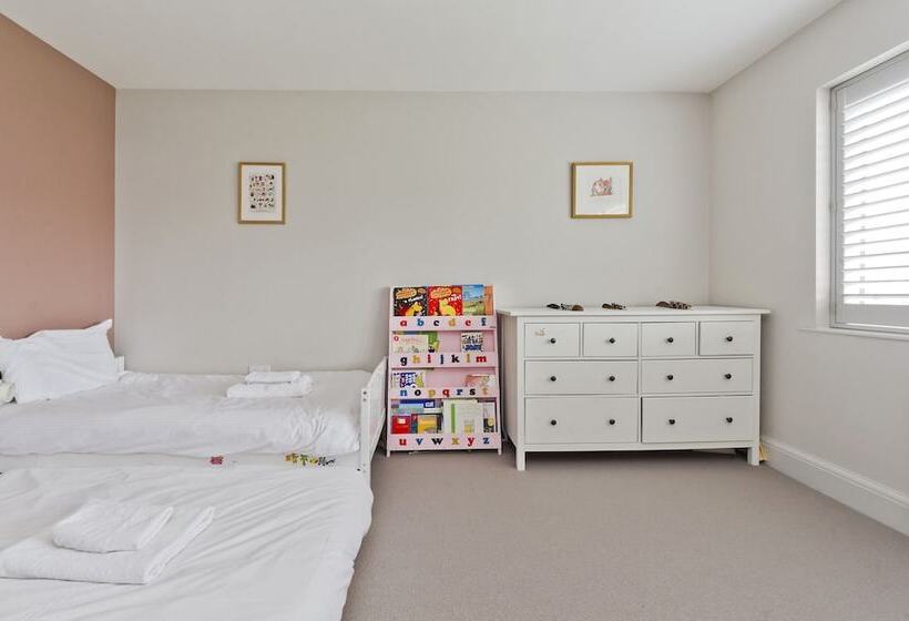 Wonderful Family Home With Garden Near Twickenham By Underthedoormat