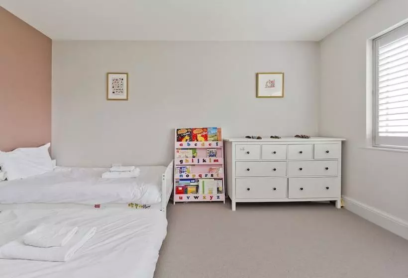 Wonderful Family Home With Garden Near Twickenham By Underthedoormat