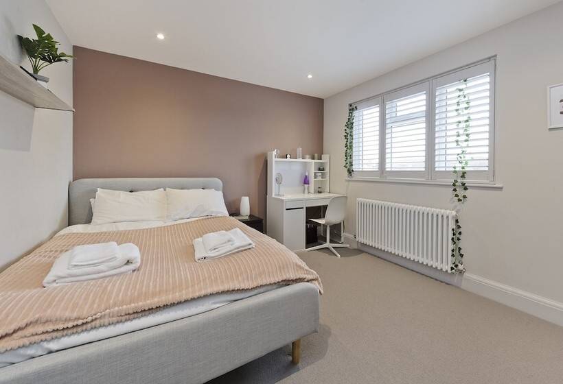 Wonderful Family Home With Garden Near Twickenham By Underthedoormat