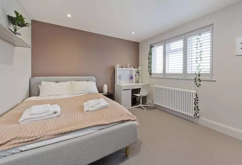 Wonderful Family Home With Garden Near Twickenham By Underthedoormat