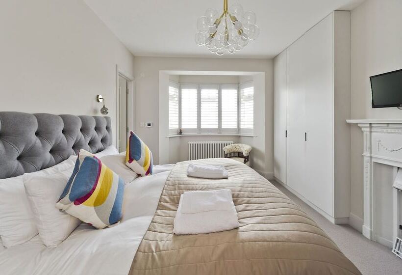 Wonderful Family Home With Garden Near Twickenham By Underthedoormat