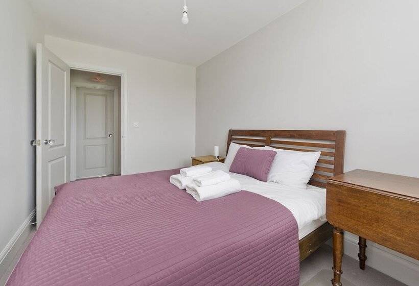 Wonderful Family Home With Garden Near Twickenham By Underthedoormat