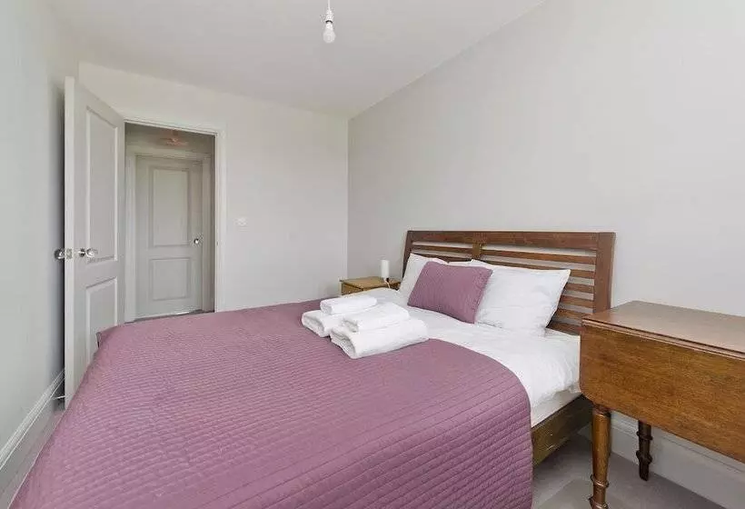 Wonderful Family Home With Garden Near Twickenham By Underthedoormat