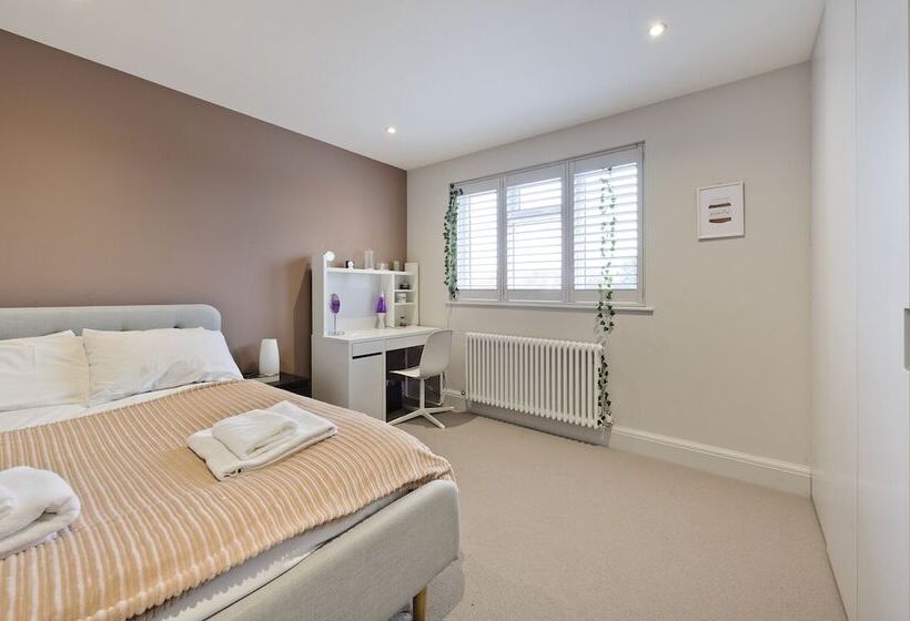 Wonderful Family Home With Garden Near Twickenham By Underthedoormat