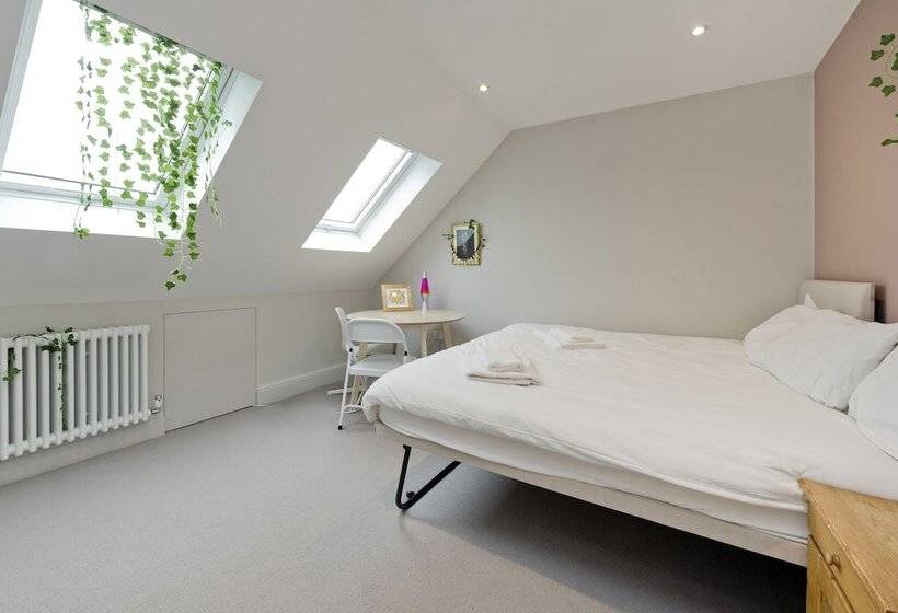 Wonderful Family Home With Garden Near Twickenham By Underthedoormat