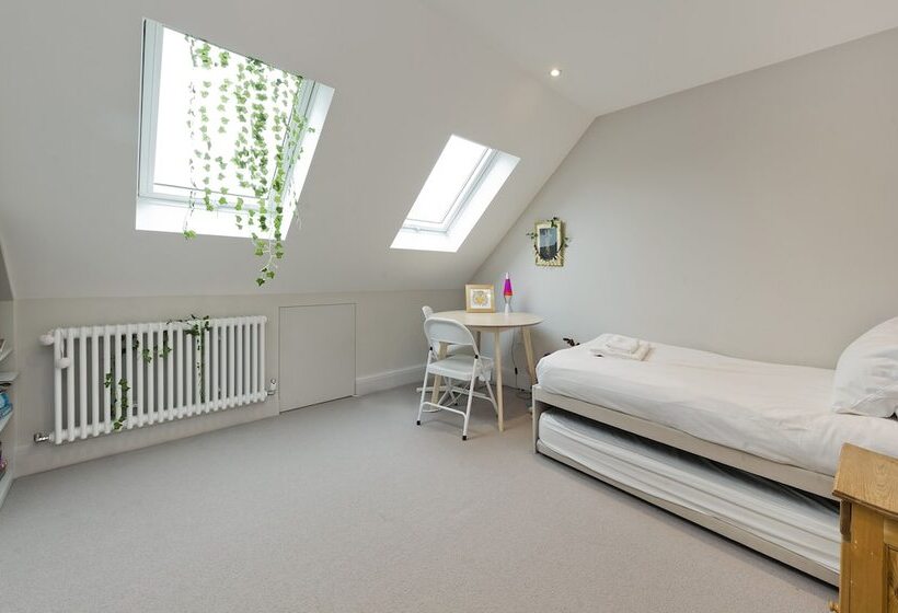 Wonderful Family Home With Garden Near Twickenham By Underthedoormat