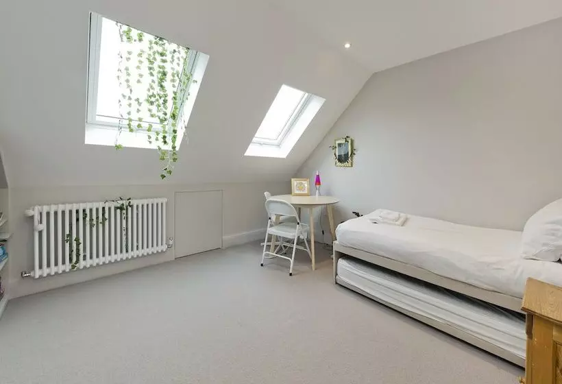 Wonderful Family Home With Garden Near Twickenham By Underthedoormat