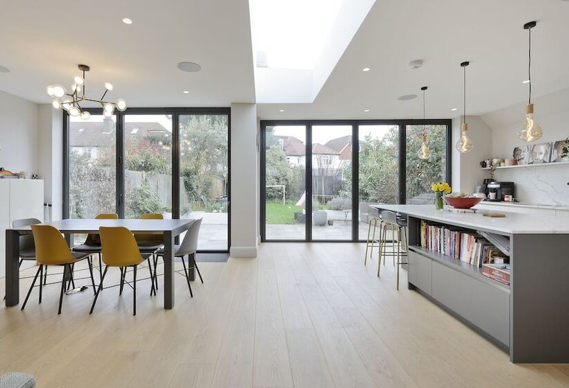 Wonderful Family Home With Garden Near Twickenham By Underthedoormat