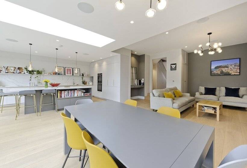 Wonderful Family Home With Garden Near Twickenham By Underthedoormat