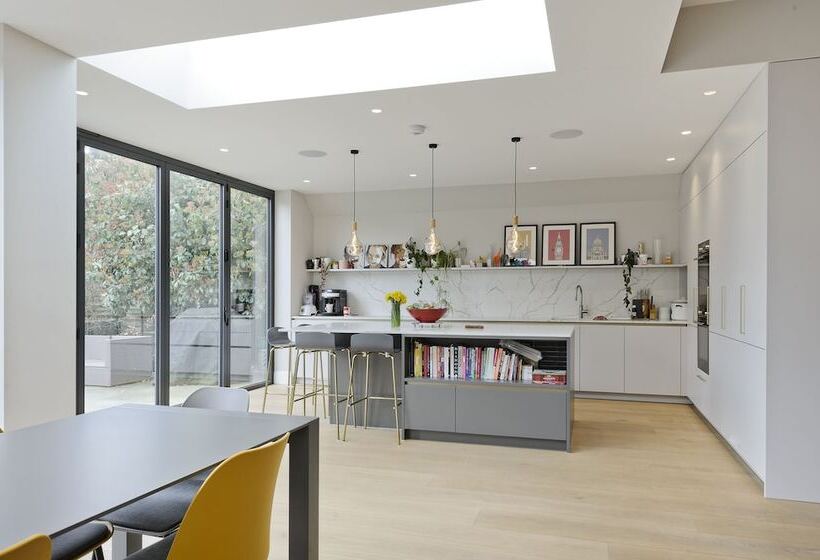 Wonderful Family Home With Garden Near Twickenham By Underthedoormat