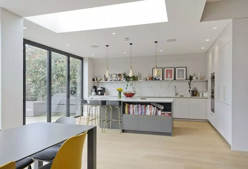 Wonderful Family Home With Garden Near Twickenham By Underthedoormat