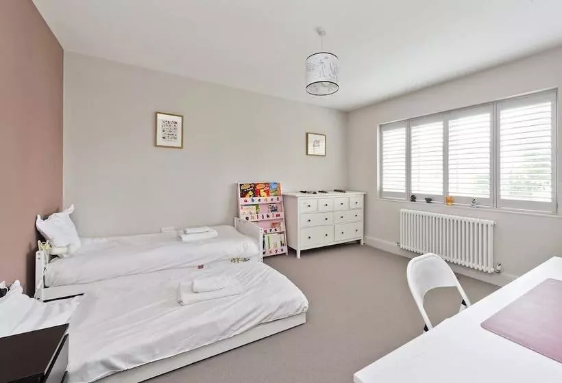 Wonderful Family Home With Garden Near Twickenham By Underthedoormat
