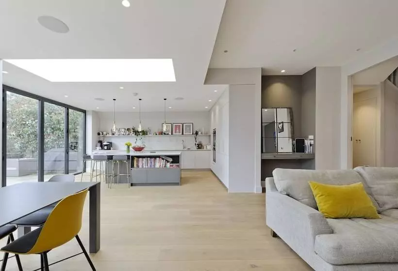 Wonderful Family Home With Garden Near Twickenham By Underthedoormat