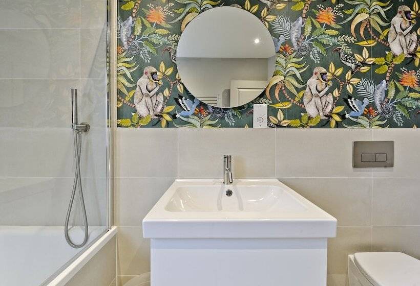 Wonderful Family Home With Garden Near Twickenham By Underthedoormat