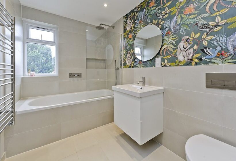 Wonderful Family Home With Garden Near Twickenham By Underthedoormat