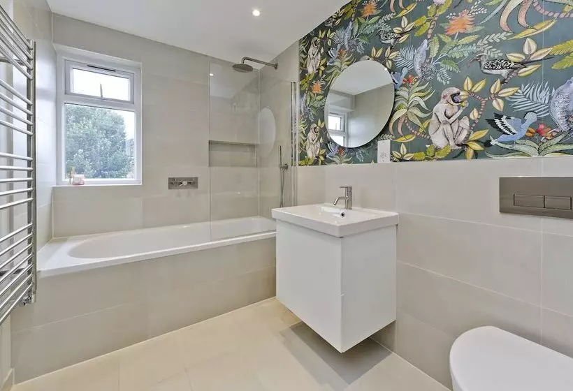 Wonderful Family Home With Garden Near Twickenham By Underthedoormat