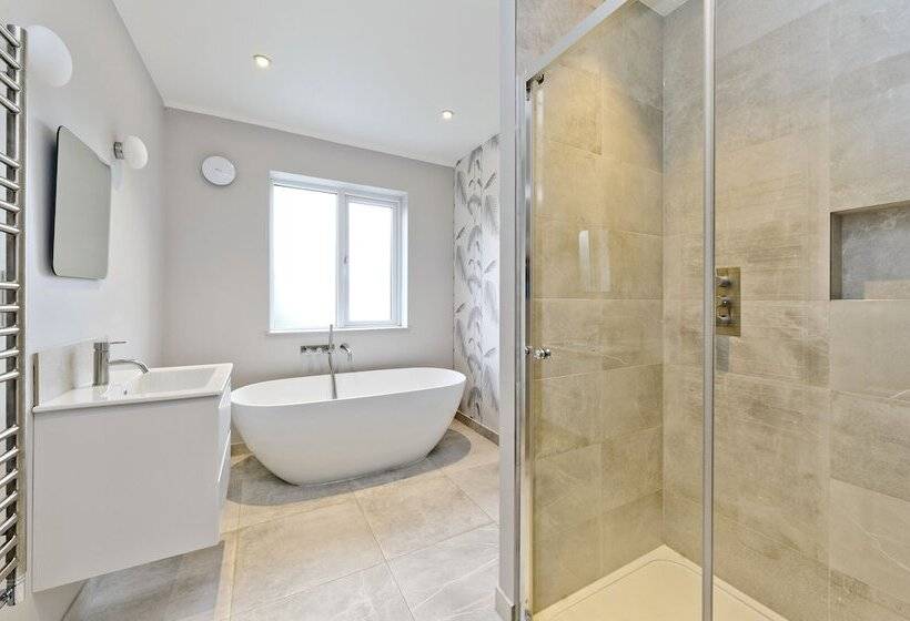 Wonderful Family Home With Garden Near Twickenham By Underthedoormat