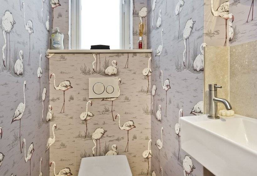 Wonderful Family Home With Garden Near Twickenham By Underthedoormat