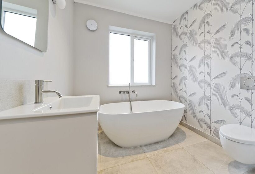 Wonderful Family Home With Garden Near Twickenham By Underthedoormat