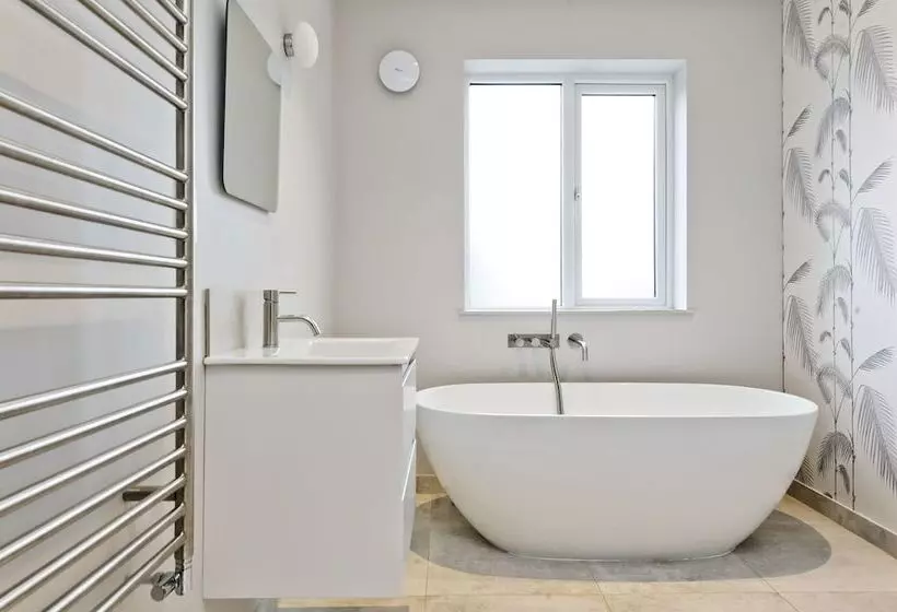 Wonderful Family Home With Garden Near Twickenham By Underthedoormat