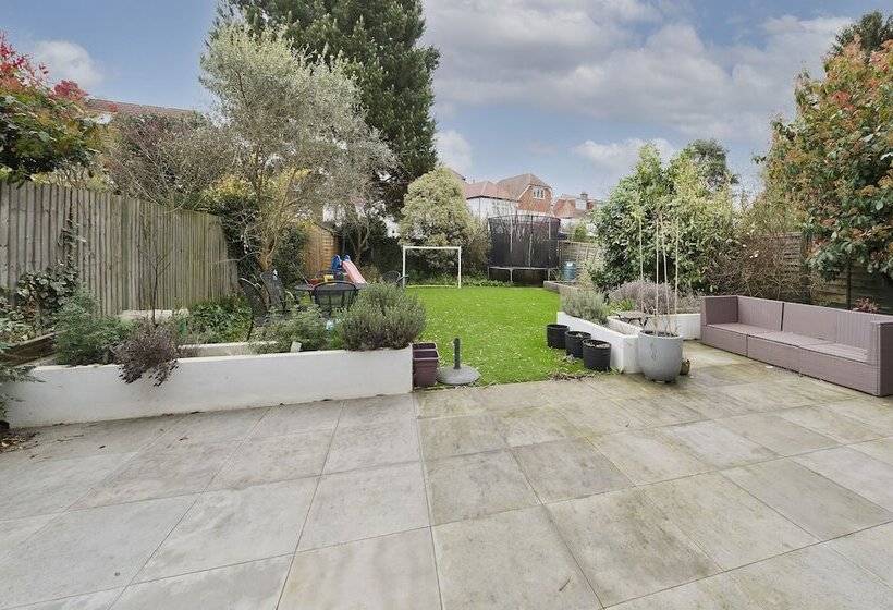Wonderful Family Home With Garden Near Twickenham By Underthedoormat