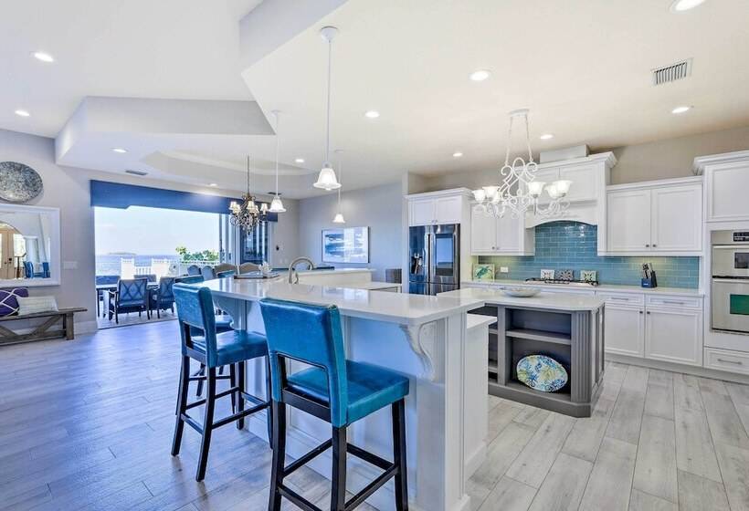 Apollo Beach House W/ Private Pool + Hot Tub