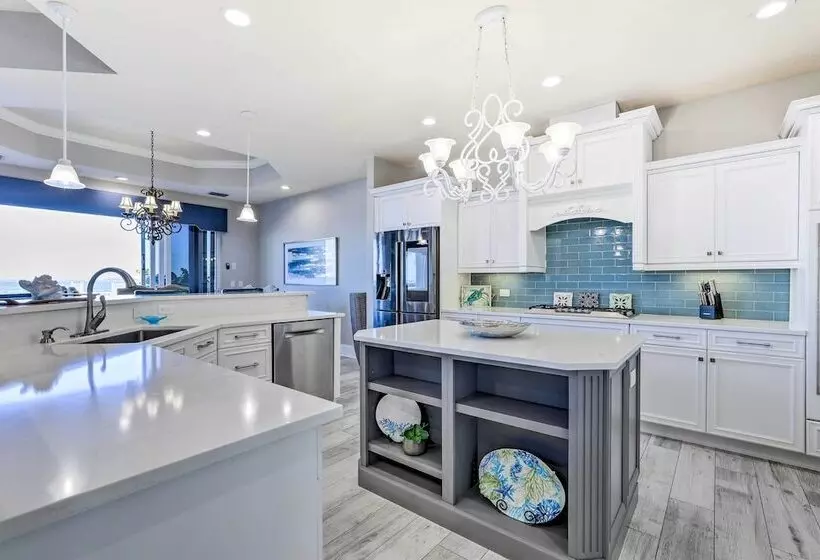 Apollo Beach House W/ Private Pool + Hot Tub