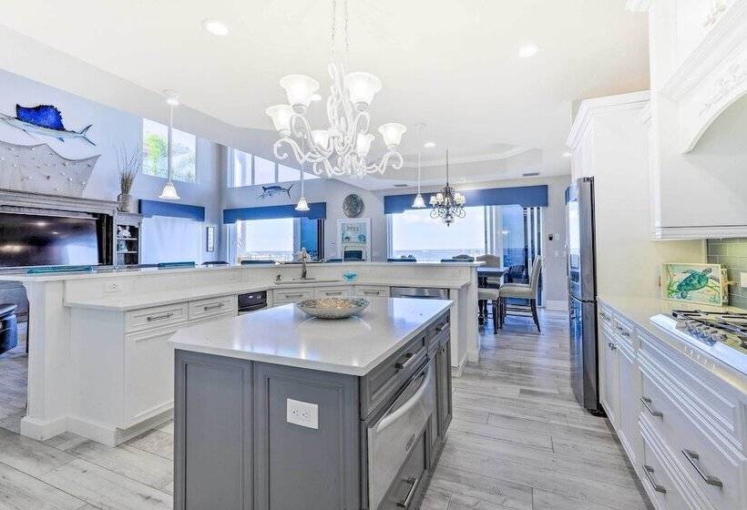 Apollo Beach House W/ Private Pool + Hot Tub