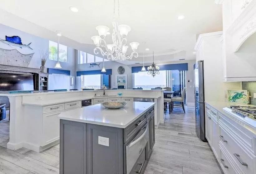 Apollo Beach House W/ Private Pool + Hot Tub