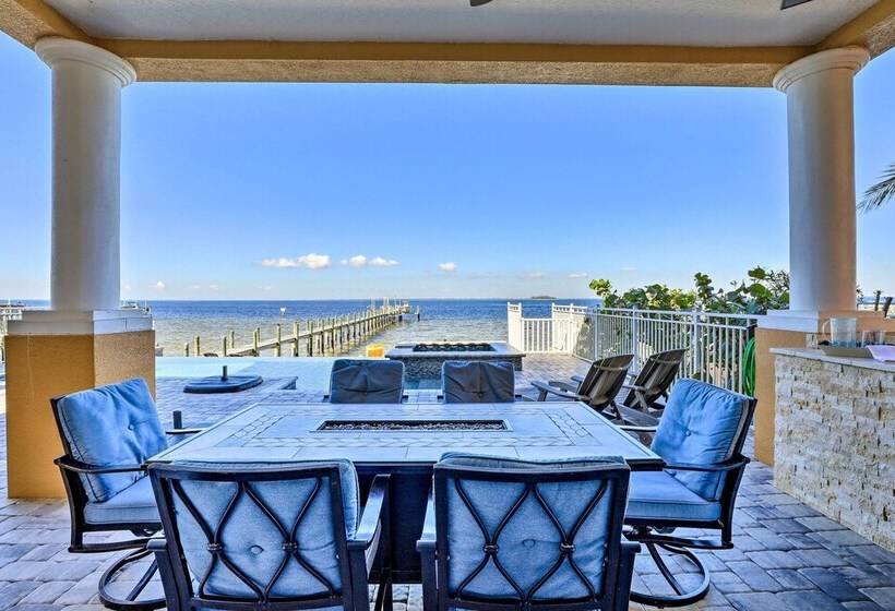 Apollo Beach House W/ Private Pool + Hot Tub