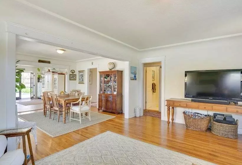 Beautiful South Oceanside Bungalow: 1 Mi To Beach!