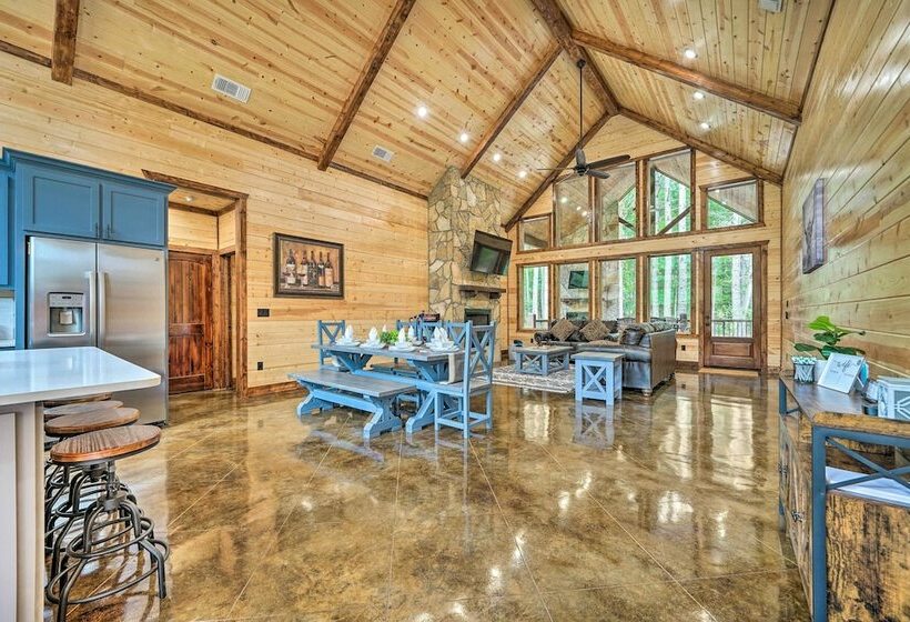 Broken Bow Cabin W/ Covered Deck & Hot Tub!