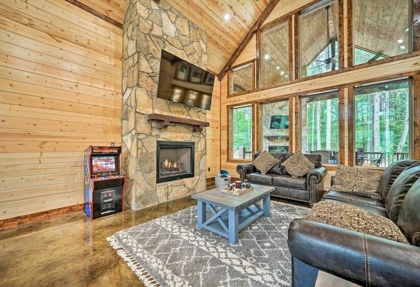 Broken Bow Cabin W/ Covered Deck & Hot Tub!
