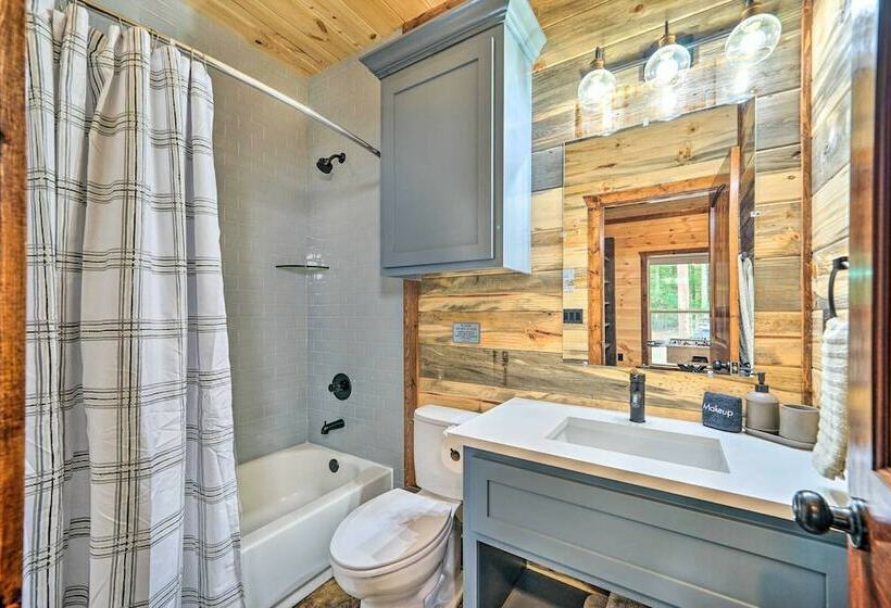 Broken Bow Cabin W/ Covered Deck & Hot Tub!