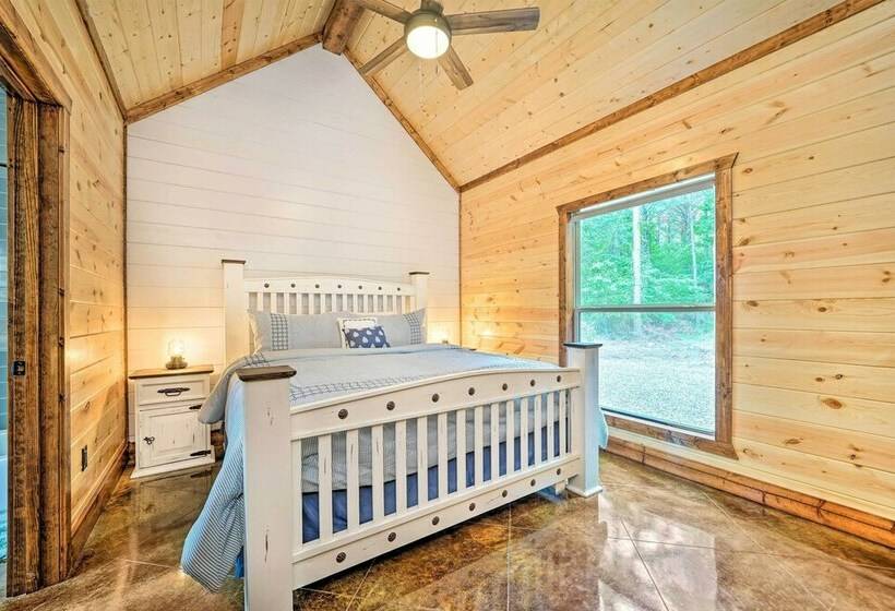 Broken Bow Cabin W/ Covered Deck & Hot Tub!