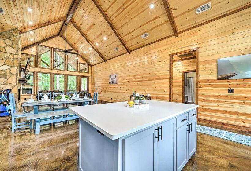 Broken Bow Cabin W/ Covered Deck & Hot Tub!