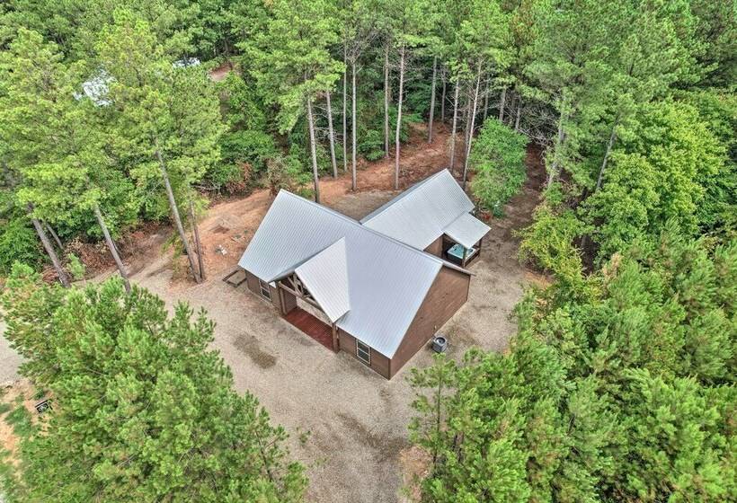 Broken Bow Cabin W/ Covered Deck & Hot Tub!