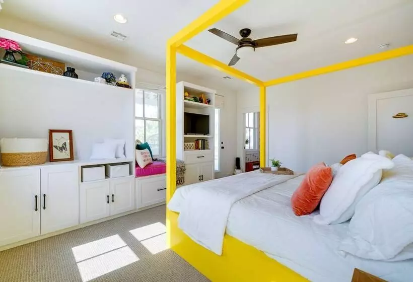 Carlton Landing Home W/ Poolside Lake View!