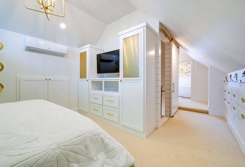 Carlton Landing Home W/ Poolside Lake View!