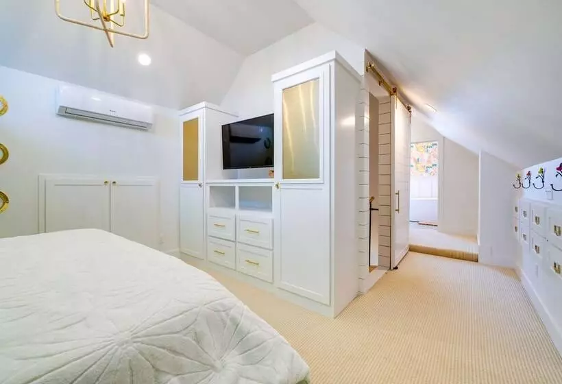 Carlton Landing Home W/ Poolside Lake View!