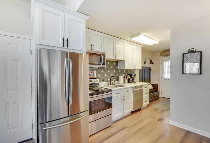 Charming Cottage Near Clemson & Lake Hartwell!