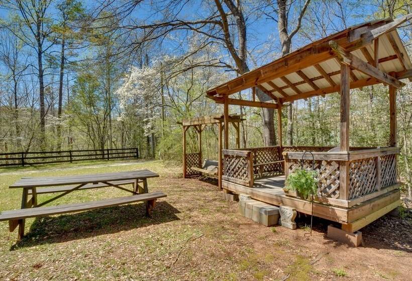 Charming Cottage Near Clemson & Lake Hartwell!