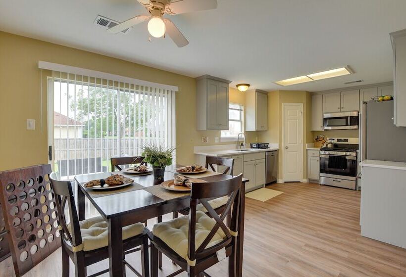 16 Mi To Downtown Dallas: Spacious Cedar Hill Home