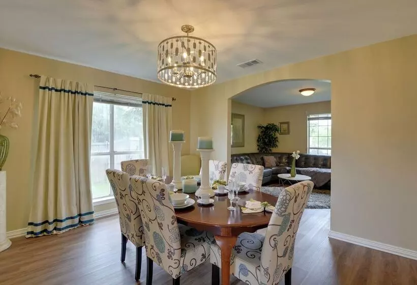 16 Mi To Downtown Dallas: Spacious Cedar Hill Home