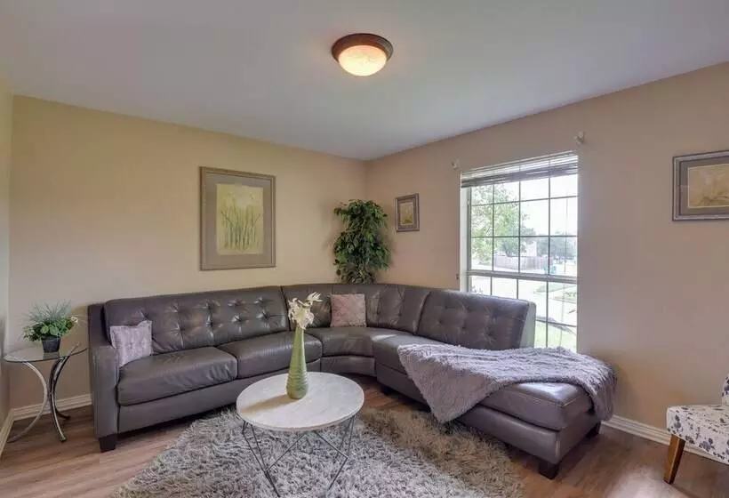 16 Mi To Downtown Dallas: Spacious Cedar Hill Home