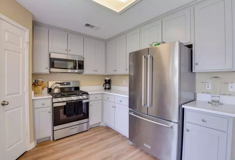 16 Mi To Downtown Dallas: Spacious Cedar Hill Home