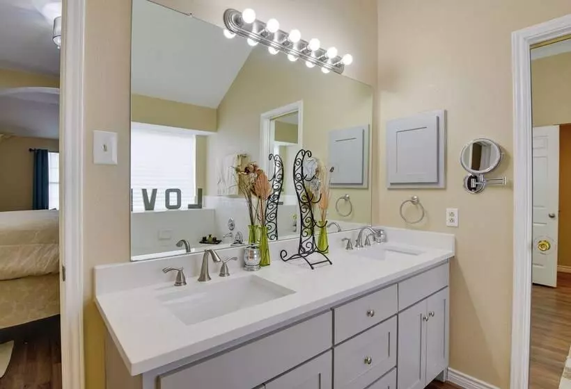 16 Mi To Downtown Dallas: Spacious Cedar Hill Home